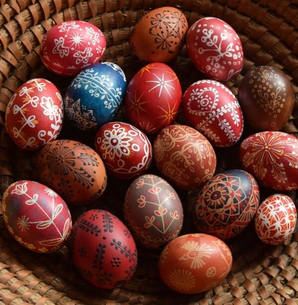 Otevření výstavy kraslic Miloslavy Gregorové s výtvarnou dílnou (foto 1)