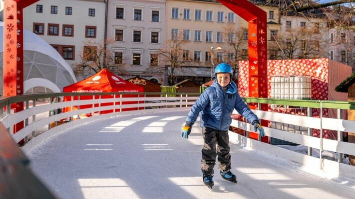 Kruhové kluziště na náměstí (foto 1)