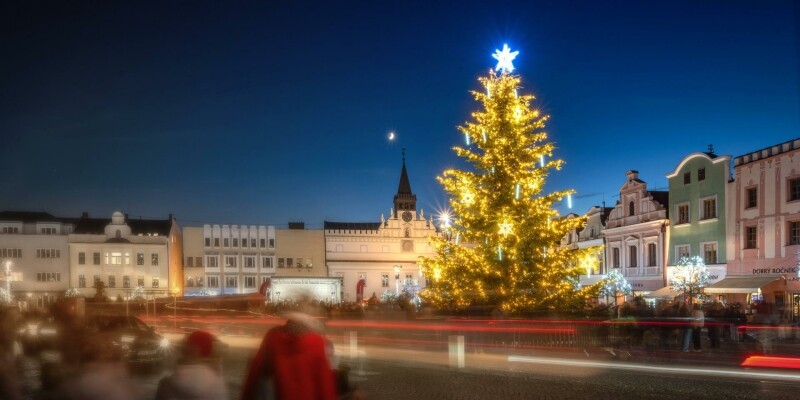 Slavnostní rozsvícení stromu na náměstí (foto 1)