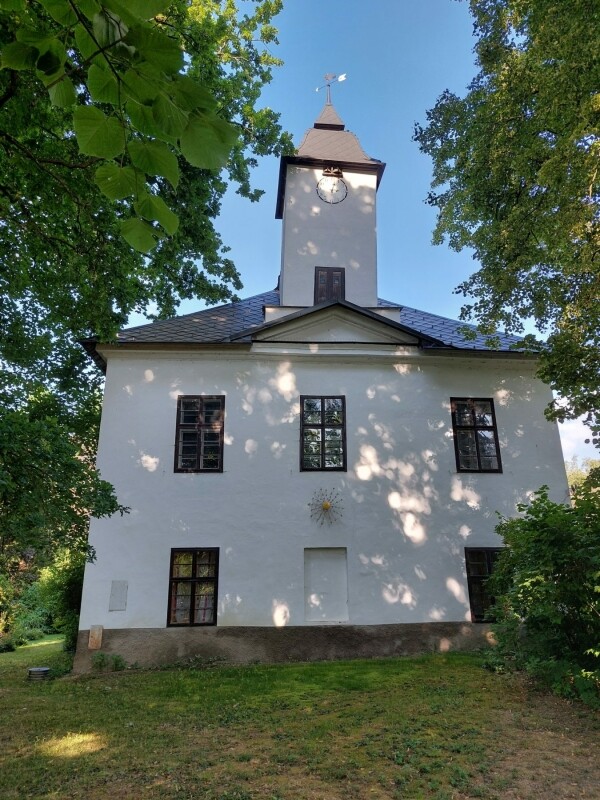 otevreno-k-navsteve-prohlidce-domu-vystav-zahrady-s-moznosti-promitani-dokumentu-petrkov-13-a-z-vysociny-do-auvergne-1