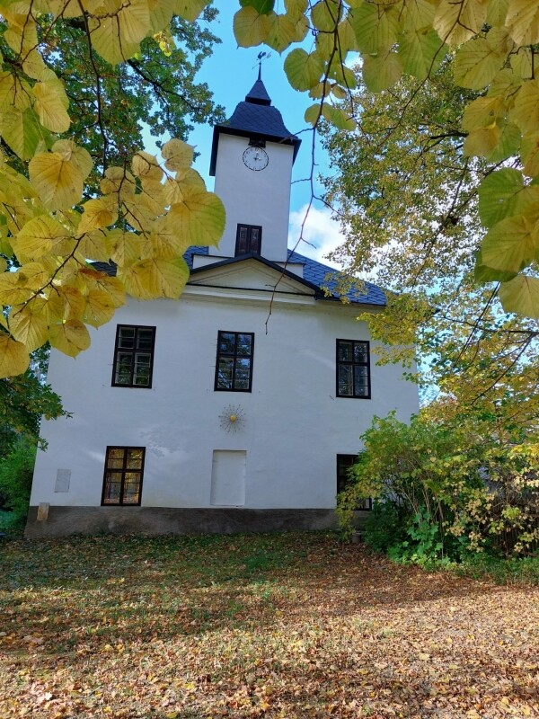 zamek-petrkov-prohlidka-domu-zahrady-a-vystav-promitani-dokumentu