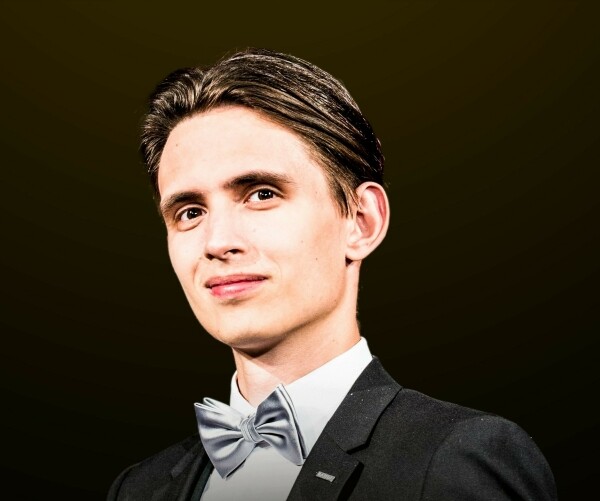 „MŮJ VZOR, BOŽSKÝ KAREL“ - Kristián Šebek zpívá písně Karla Gotta (foto 1)