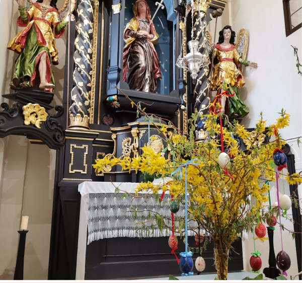 Barevné Velikonoce v kapli Panny Marie Bolestné v Kámeně (foto 1)