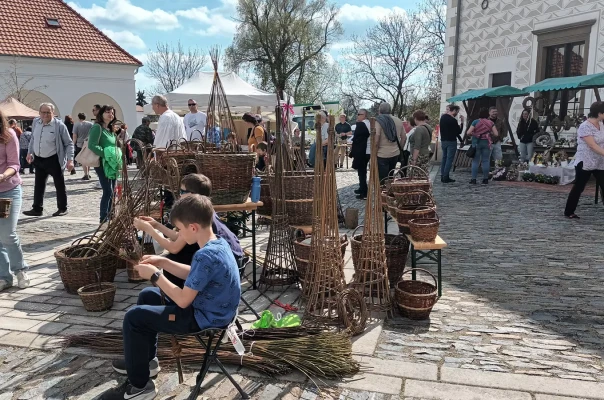 Velikonoční jarmark na nádvoří zámku Valeč (foto 1)