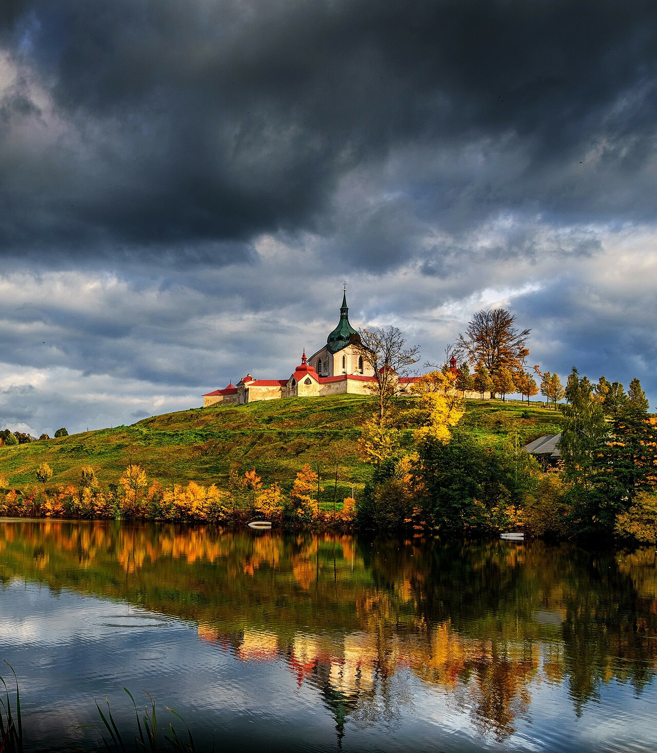https://www.vysocina.eu/media/clanky/odraz-zelene-hory-v-konventnim-rybniku-foto-pavel-juracek-m-ctverec.jpg